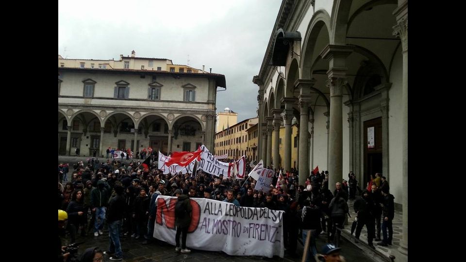 &nbsp;Scontri a Firenze, carica della polizia contro i manifestanti anti-Leopolda&nbsp;(foto da Facebook)