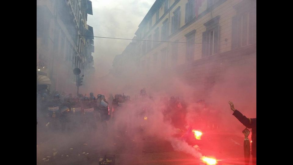 Scontri a Firenze, carica della polizia contro i manifestanti anti-Leopolda&nbsp;(foto da Facebook)