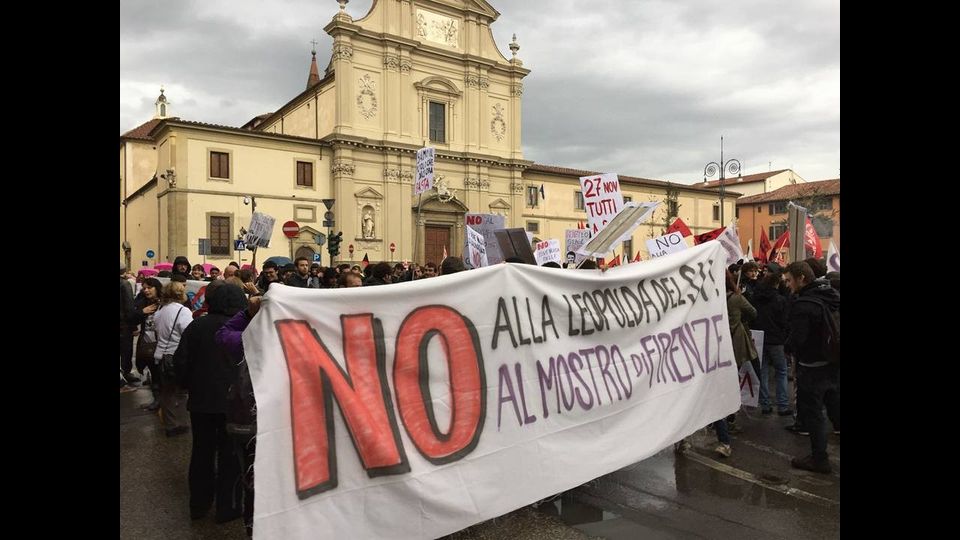 &nbsp;Scontri a Firenze, carica della polizia contro i manifestanti anti-Leopolda&nbsp;(foto da Facebook)
