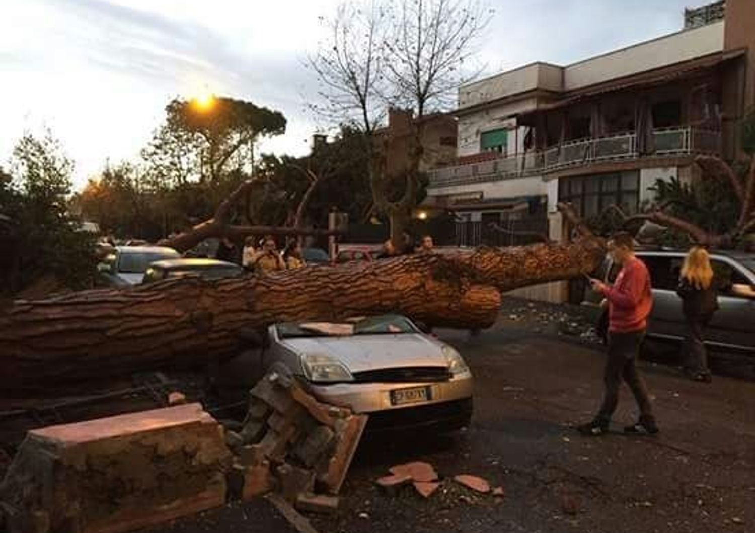 Tromba d&#39;aria si abbatte su Cesano e Ladispoli - Foto