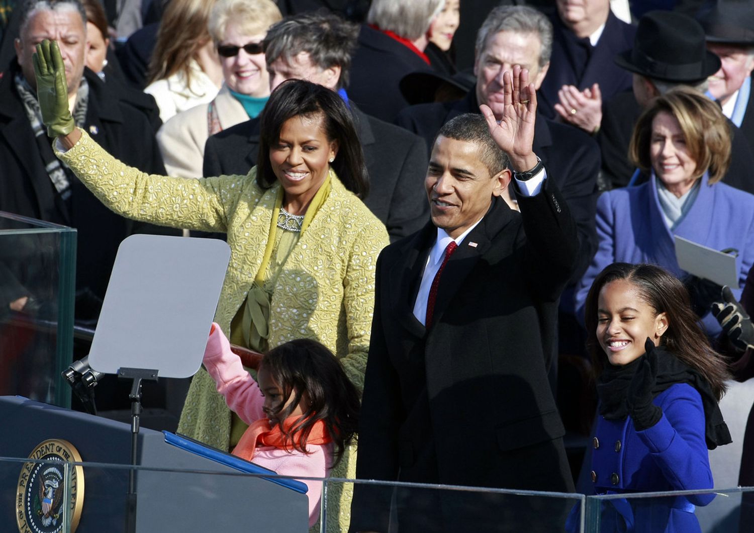 Barack Obama con Michelle e le figlie Sasha e Malia dopo la cerimonia del giuramento nel 2009 (afp)&nbsp;