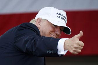Donald Trump dopo un incontro elettorale con i suoi sostenitori (Afp)&nbsp;
