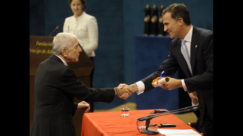 &nbsp;Il principe Filippo consegna a Cohen Premio Principessa delle Asturie per le Lettere, Spagna 2011&nbsp;&nbsp;(Afp)