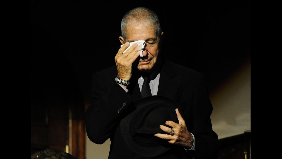 &nbsp;La commozione di Cohen &nbsp;durante il concerto in suo omaggio al Teatro Jovellanos a Gijon, Cohen ricever&agrave; il&nbsp;Premio Principessa delle Asturie, Spagna il 19 ottobre 2011 (Afp)