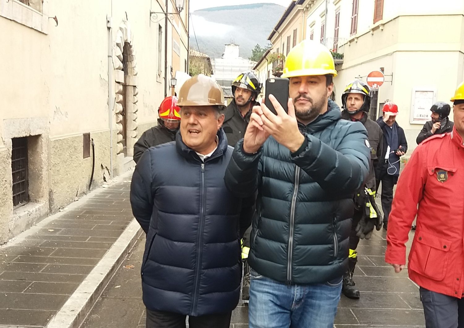&nbsp;Salvini nella zona rossa di Norcia (foto di Marco Traini, Agi) 11 novembre 2016