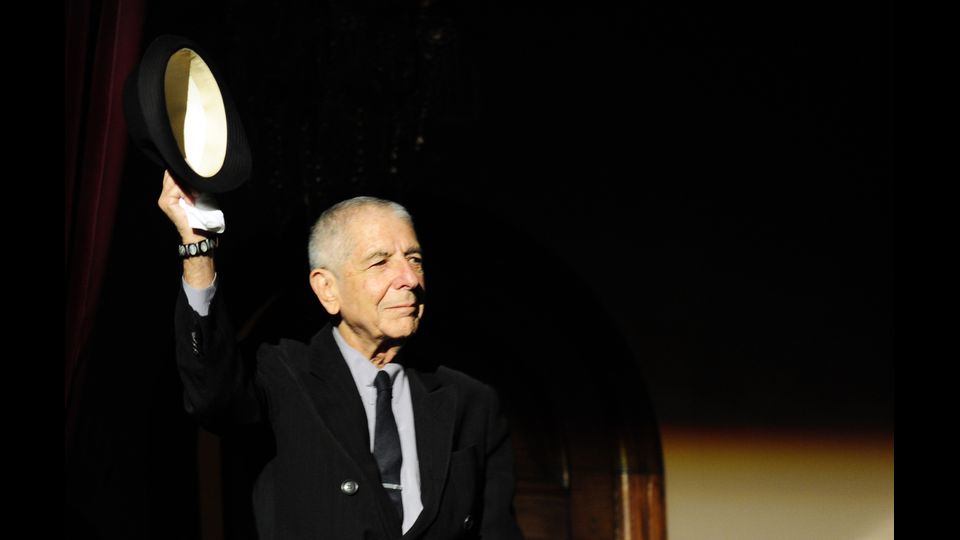 &nbsp;Leonard Cohen applaudito alla prima del concerto in suo omaggio al Teatro Jovellanos a Gijon, il 19 ottobre 2011 (Afp)