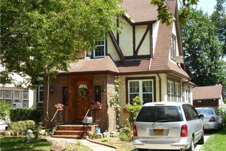 &nbsp;E' in vendita con un prezzo base di 1.250.000 la casa d'infanzia di Donald Trump. La dimora si trova nel ricco quartiere di Jamaica, Estates di New York. La villa si sviluppa su una superficie di oltre 230 metri quadrati e dispone di cinque camere, cinque bagni, un soggiorno con camino, una cucina abitabile e cinque posti auto. Gli attuali proprietari della villa dove Donald Trump visse da ragazzo hanno rinviato la vendita dell'abitazione per dare ai potenziali acquirenti pi&ugrave; tempo per valutarla.(Foto dal blog di Casa.it)