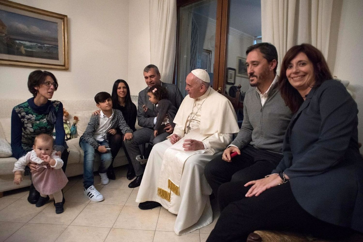 Papa con le famiglie degli ex preti (foto da Carmelo Rapisarda, Agi) 11-11-2016