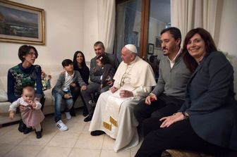 Papa con le famiglie degli ex preti (foto da Carmelo Rapisarda, Agi) 11-11-2016