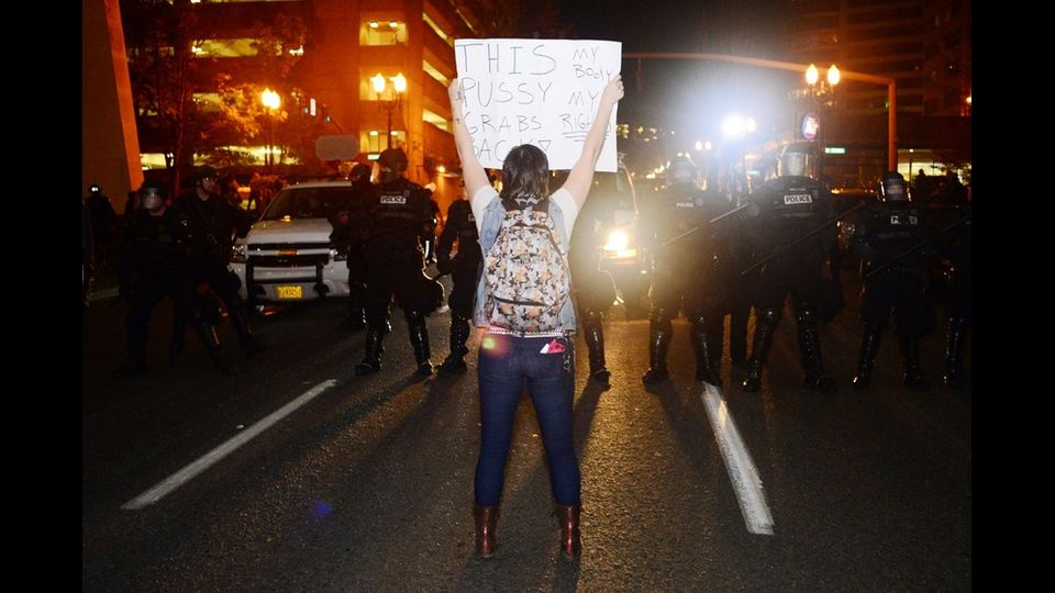 Manifestazioni e scontri con la polizia a Portland&nbsp;(foto Afp)