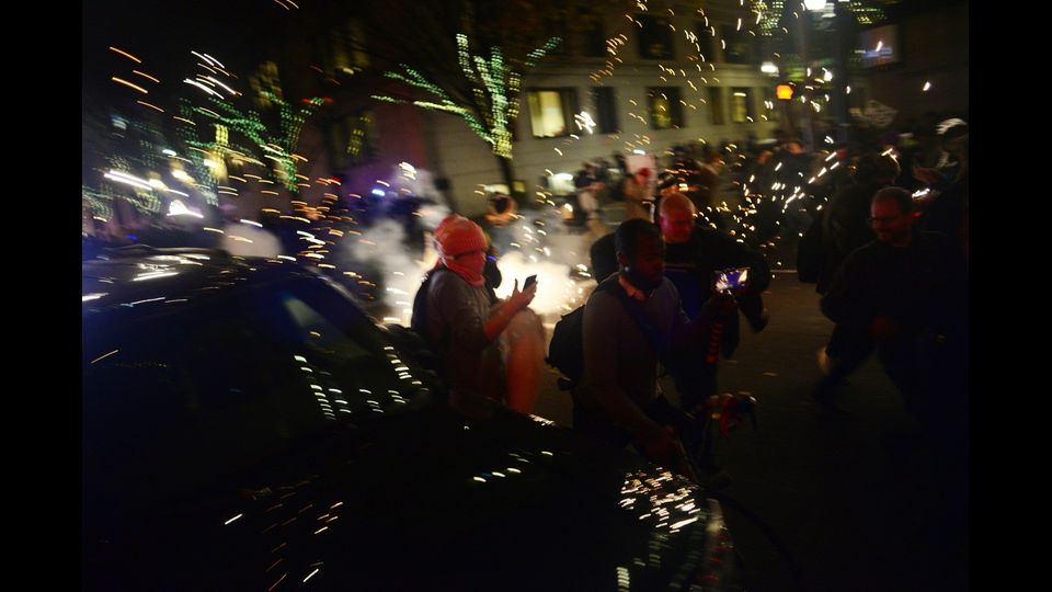 &nbsp;Manifestazioni e scontri con la polizia a Portland&nbsp;(foto Afp)