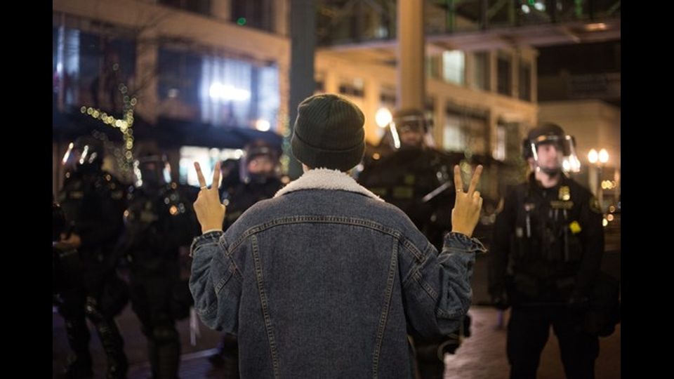 &nbsp;Manifestazioni e scontri con la polizia a Portland&nbsp;(foto Afp)