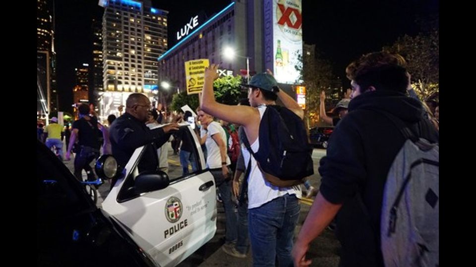 &nbsp; Manifestanti e polizia a Los Angeles&nbsp;(foto Afp)