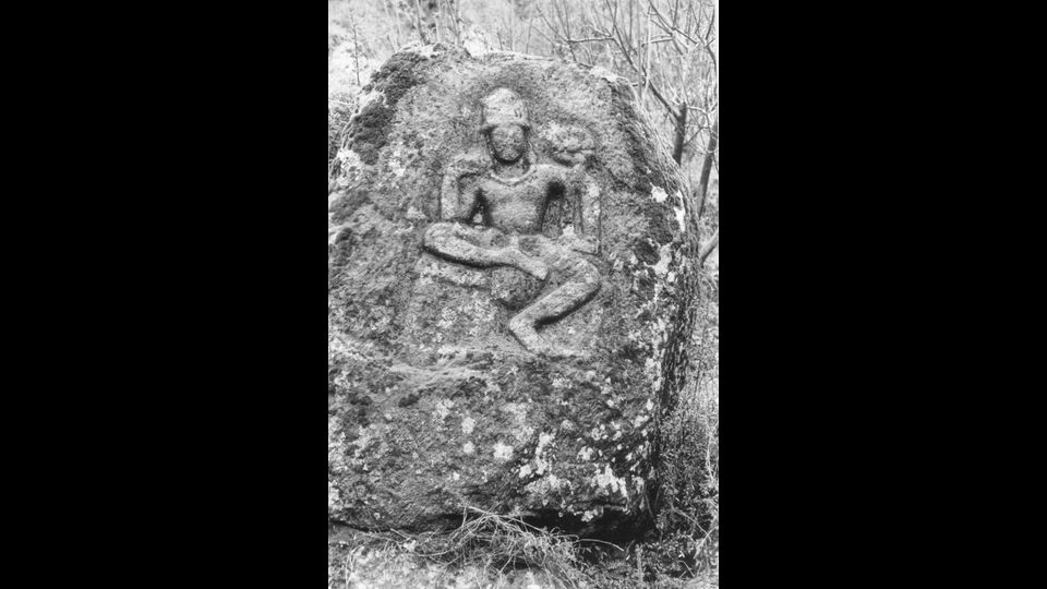 Marzo 1989: L'unica foto esistente del bodhisattva prima dell'esplosione (foto: Luca Maria Olivieri - Direttore della Missione Archeologica italiana nello Swat)&nbsp;