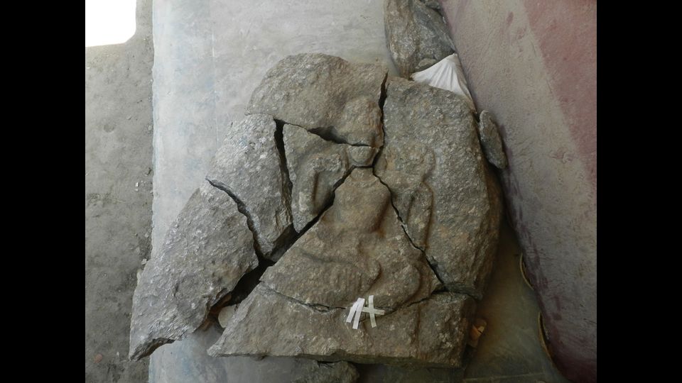 2015: Il bodhisattva riassemblato nella Missione (foto: Luca Maria Olivieri - Direttore della Missione Archeologica italiana nello Swat)&nbsp;
