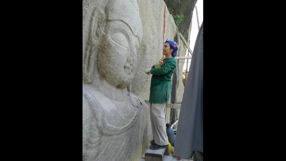 Aprile 2016: Livia Alberti studia il lvoro (foto: Luca Maria Olivieri - Direttore della Missione Archeologica italiana nello Swat)&nbsp;