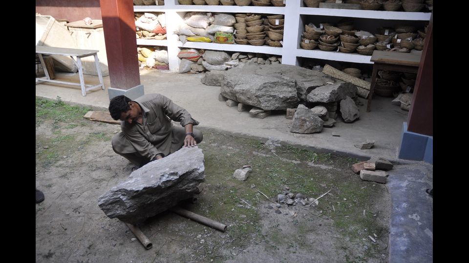 2016: Lavori al bodhisattva nella Missione (foto: Luca Maria Olivieri - Direttore della Missione Archeologica italiana nello Swat)&nbsp;