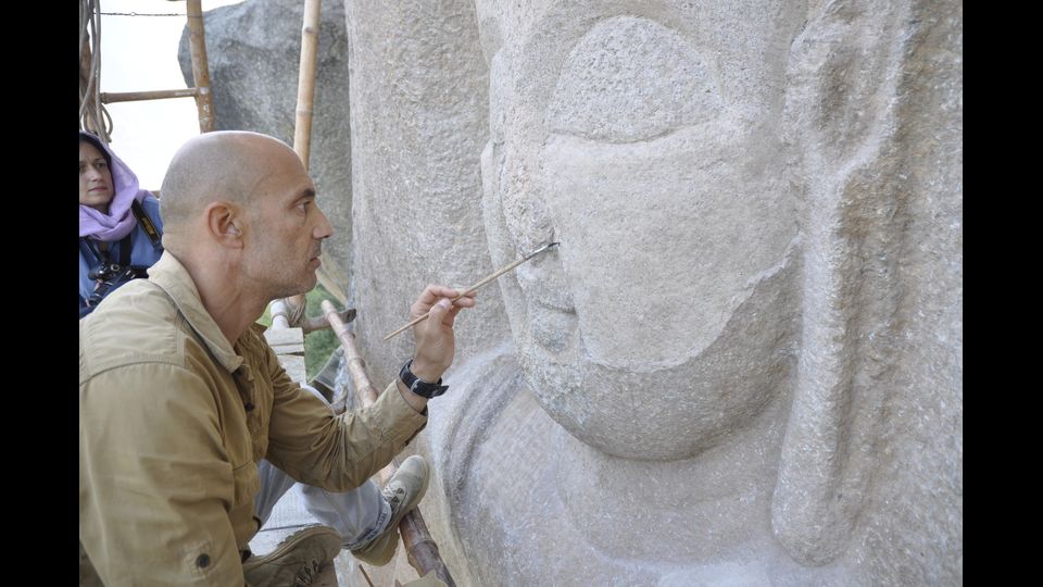 Settembre 2016: Fabio Colombo impegnato nei dettahli finali (foto: Luca Maria Olivieri - Direttore della Missione Archeologica italiana nello Swat)&nbsp;