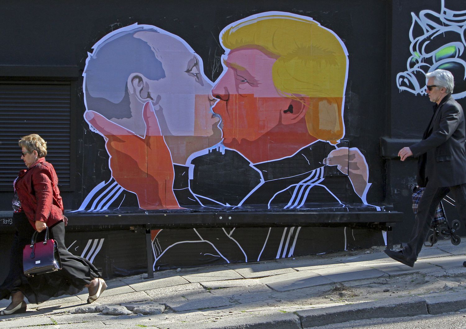 Murale del bacio tra Donald Trump e Vladimir Putin a Vilnius, il 13 maggio 2016 (Afp)