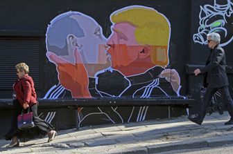 Murale del bacio tra Donald Trump e Vladimir Putin a Vilnius, il 13 maggio 2016 (Afp)