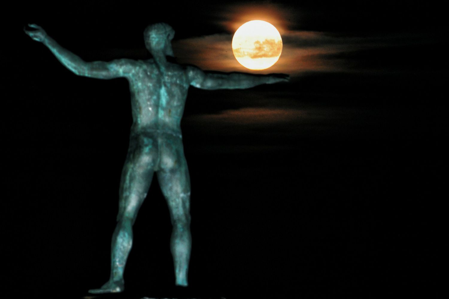 Il &quot;Supermoon&quot; sopra la statua del dio greco Poseidone nell'Antica Corinto, Grecia (Afp)&nbsp;