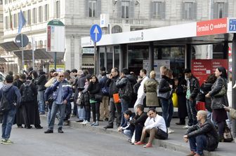 Sciopero trasporti attesa alle fermate (Agf)
