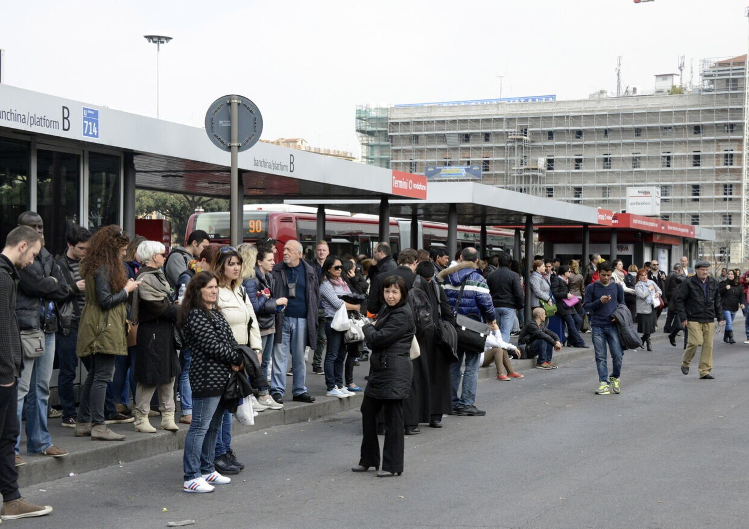 Venerdì nero per i trasporti, a causa dello sciopero generale di tutte le categorie pubbliche e private, indetto da Slai Cobas e Usi. Traffico in tilt e metro chiuse a Roma (Agf)