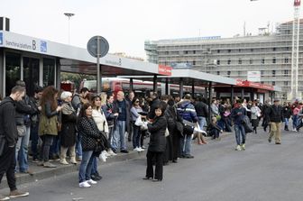 Venerdì nero per i trasporti, a causa dello sciopero generale di tutte le categorie pubbliche e private, indetto da Slai Cobas e Usi. Traffico in tilt e metro chiuse a Roma (Agf)