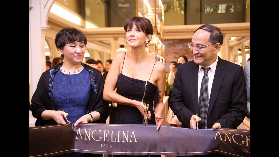L'attrice francese taglia il nastro alla cerimonia di apertura di un nuovo negozio di pasticceria francese la casa del t&egrave; Angelelina in un centro commerciale nella citt&agrave; di Wuhan, provincia di Hubei centrale cinese, 26 settembre 2016 (Afp)
