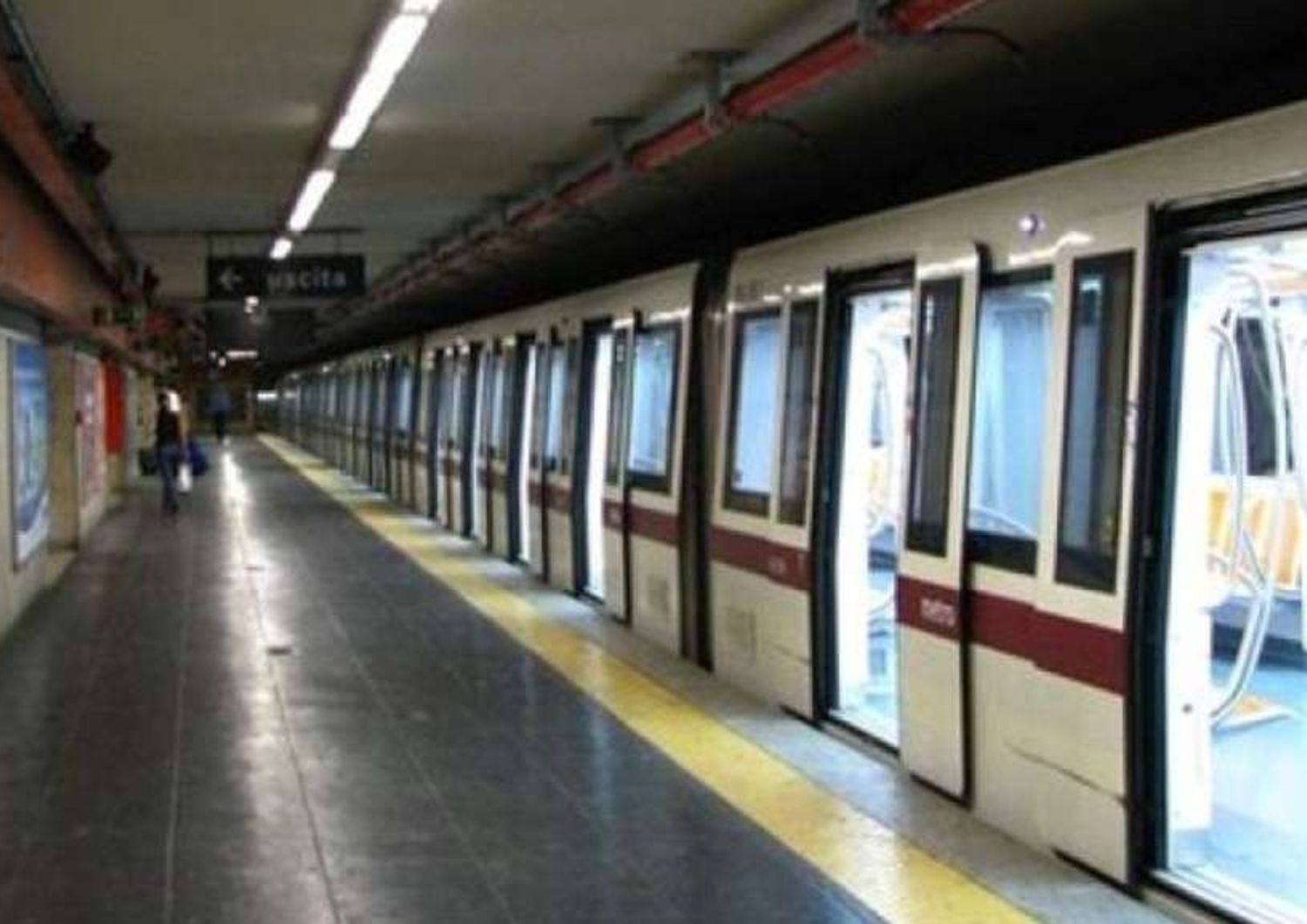 Roma: metro A bloccata, tubo acqua piovana urta cabina di guida