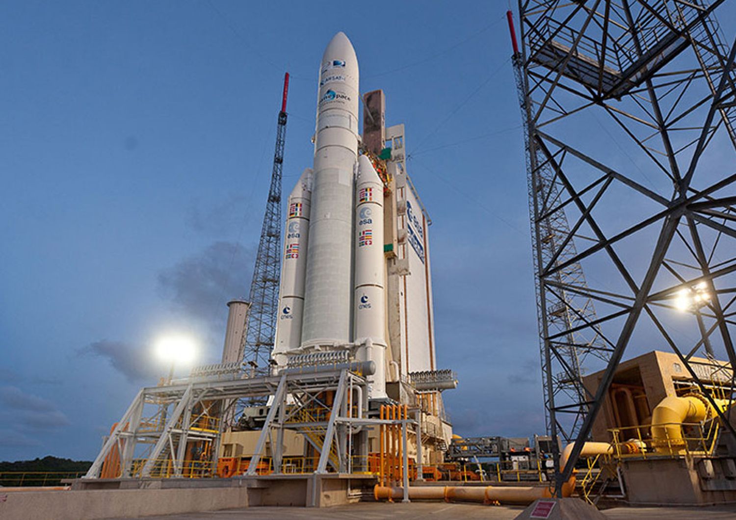 Vettore Ariane 5 &nbsp;- Agenzia Spaziale europea (Esa) - allo spazioporto di Kourou, nella Guyana francese (Afp)&nbsp;