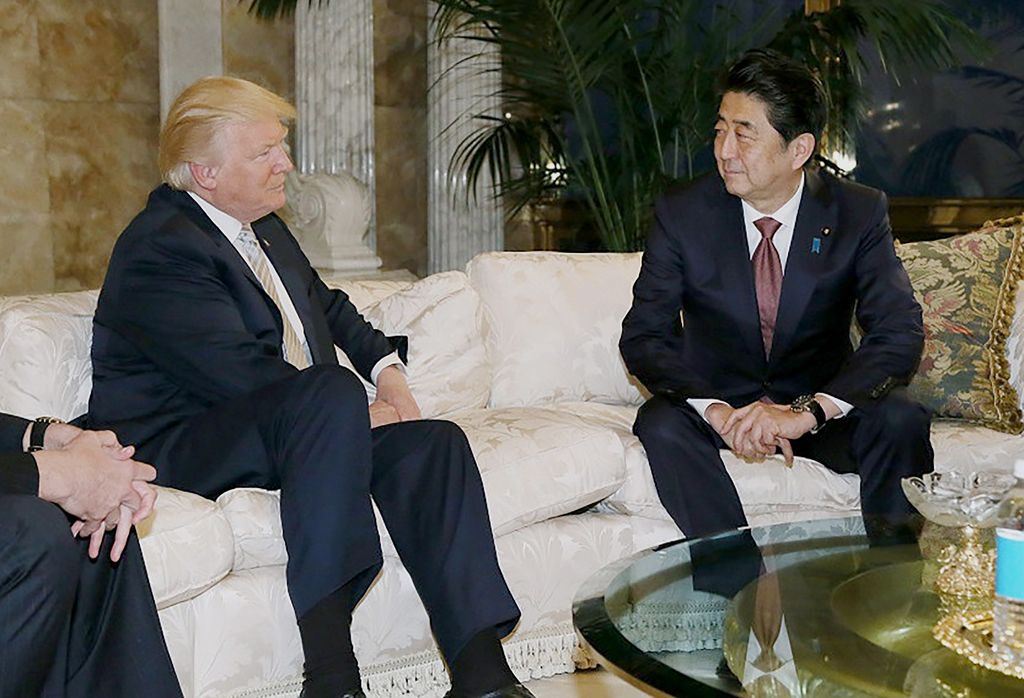 Il primo ministro giapponese, Shinzo Abe con il presidente degli Stati Uniti, Donald Trump (afp)&nbsp;
