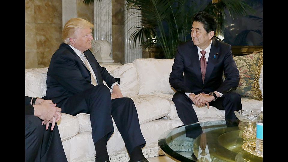 Il primo ministro giapponese, Shinzo Abe con il neo-presidente degli Stati Uniti, Donald Trump (afp)&nbsp;