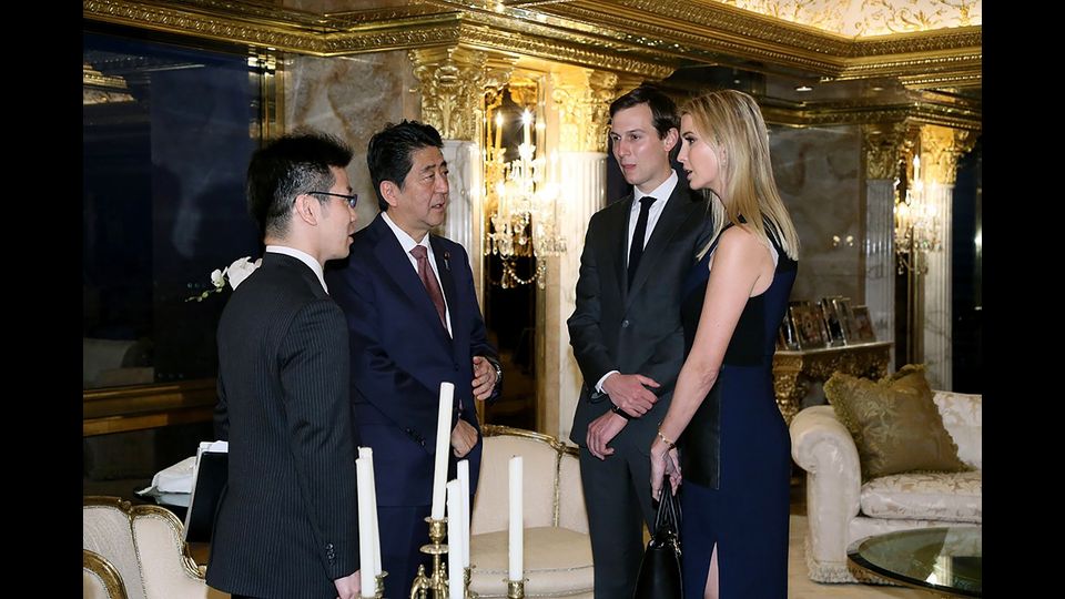 Il primo ministro giapponese Shinzo Abe viene accolto da Ivanka Trump e suo marito Jared Kushner nel corso di un incontro con il presidente degli Stati Uniti eletto Donald Trump (non nella foto) a New York (afp)&nbsp;