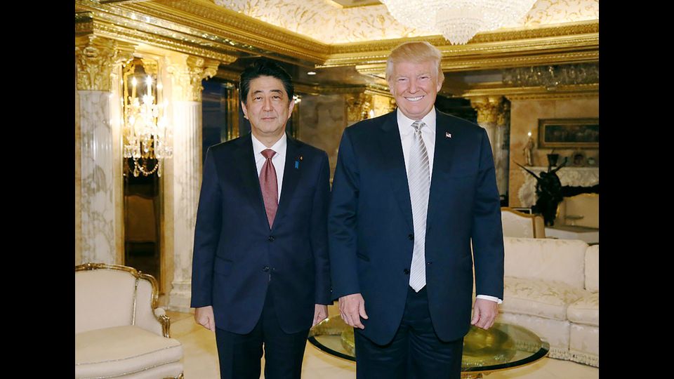 Il primo ministro giapponese, Shinzo Abe con il neo-presidente degli Stati Uniti, Donald Trump (afp)&nbsp;