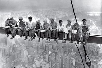 &nbsp;Lunch atop a Skyscrape - 1932