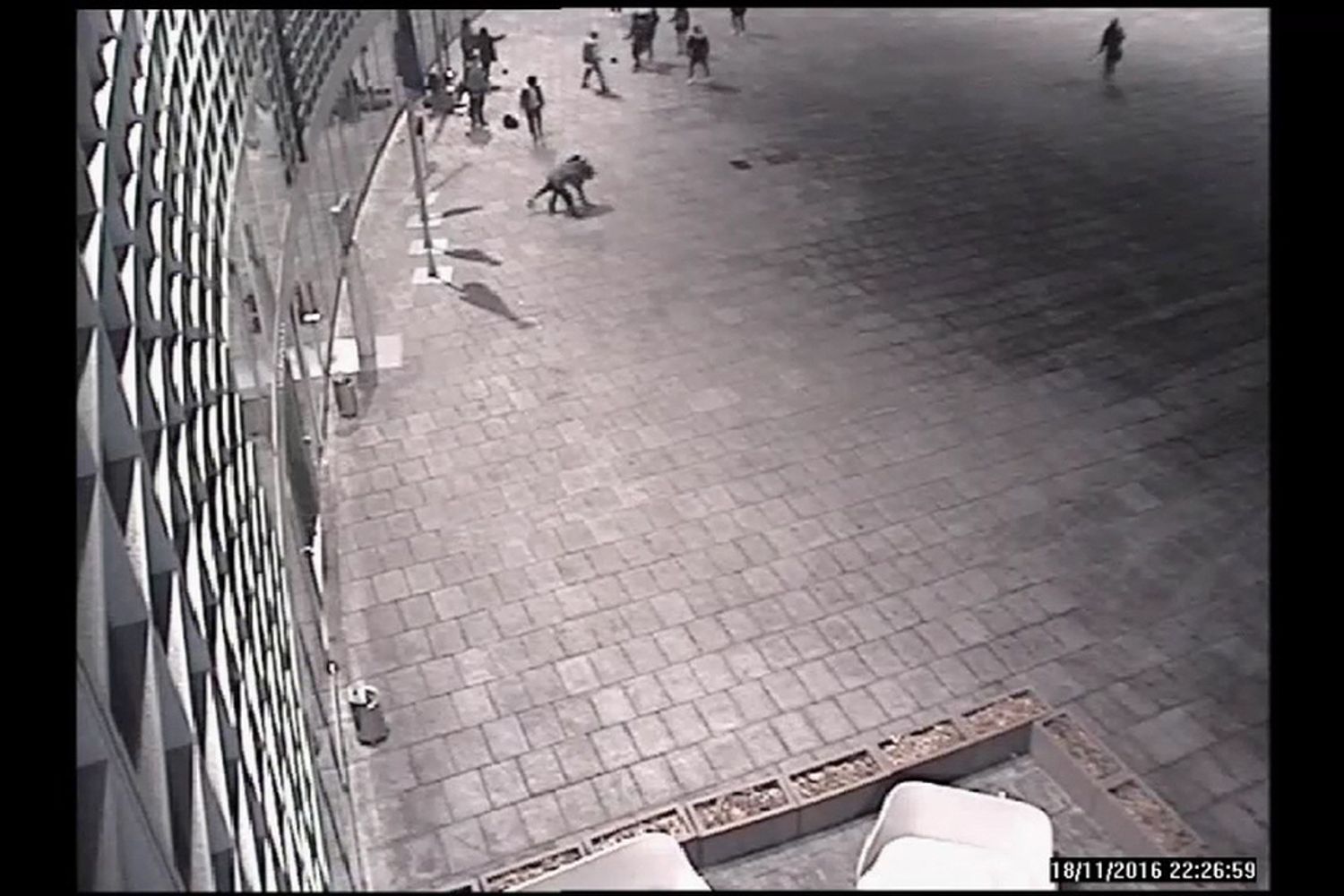 &nbsp;Le immagini della rissa fra filippini sotto il Pirellone (foto da video)