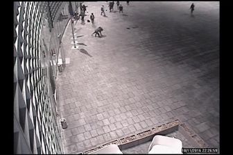 &nbsp;Le immagini della rissa fra filippini sotto il Pirellone (foto da video)