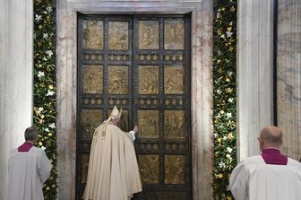 Francesco chiude la Porta Santa (Afp)