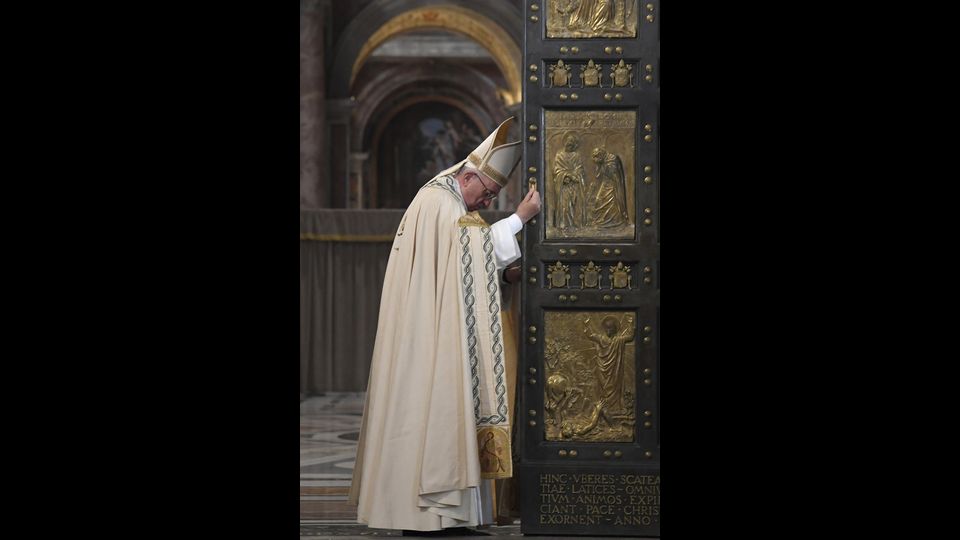 Papa Francesco chiude porta santa (Afp)&nbsp;