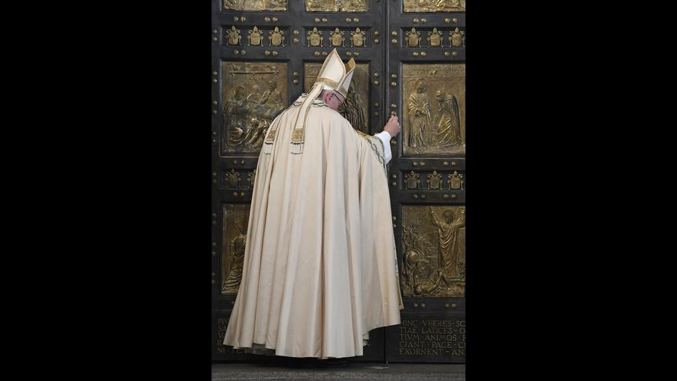 Papa Francesco chiude porta santa (Afp)&nbsp;