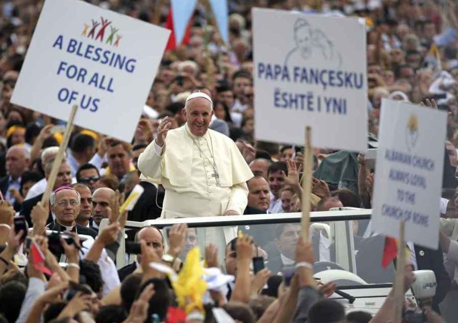 Papa in Albania: "e' un esempio". "Dio non e' scusa per la violenza"