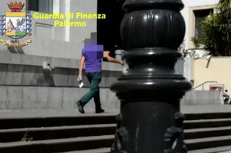 Falso cieco da oltre 10 anni, incastrato a Palermo - VIDEO