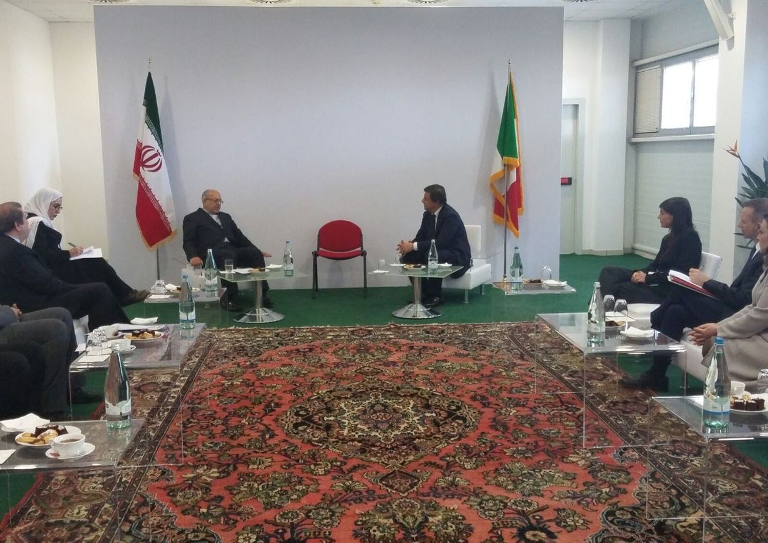 &nbsp;Iran Italia solo exhibition nuova fiera di roma&nbsp;Carlo Calenda con ministro iran Nematzadh (twitter Serracchiani)