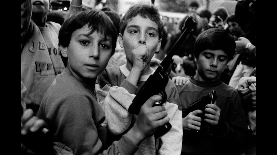 &nbsp;Letizia BattagliaFesta del giorno dei morti. I bambini giocano con le armiPalermo, 1986Courtesy l'artista