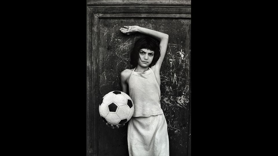 &nbsp;Letizia BattagliaLa bambina con il pallone, quartiere la CalaPalermo, 1980Courtesy l'artista