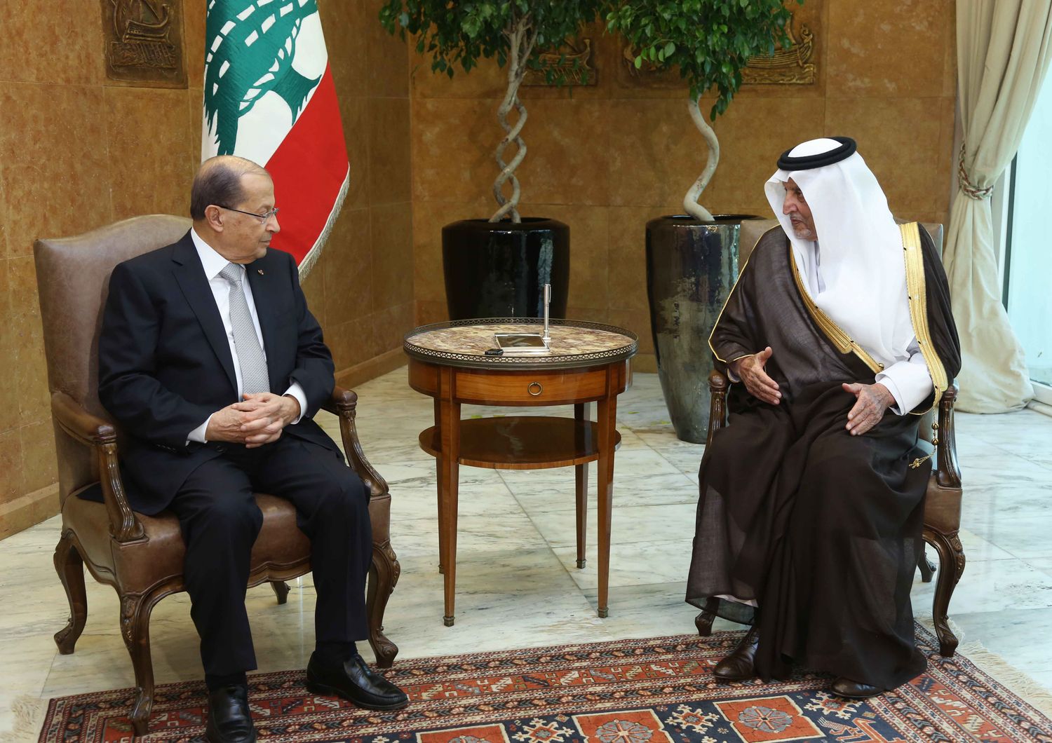 Libano - Il presidente Repubblica libanese Michel Aoun e il&nbsp;principe saudita Khaled al Faisal, governatore de La Mecca e consigliere del re (Afp)
