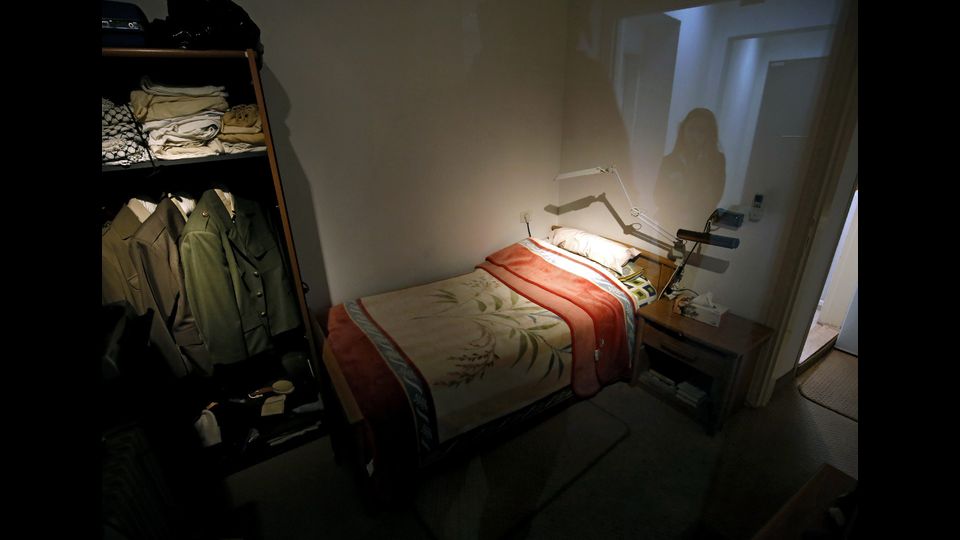 ricostruzione della piccola camera da letto dove leader palestinese Yasser Arafat ha trascorso i suoi ultimi anni presso il nuovo Museo Arafat nella citt&agrave; cisgiordana di Ramallah (Afp)&nbsp;&nbsp;