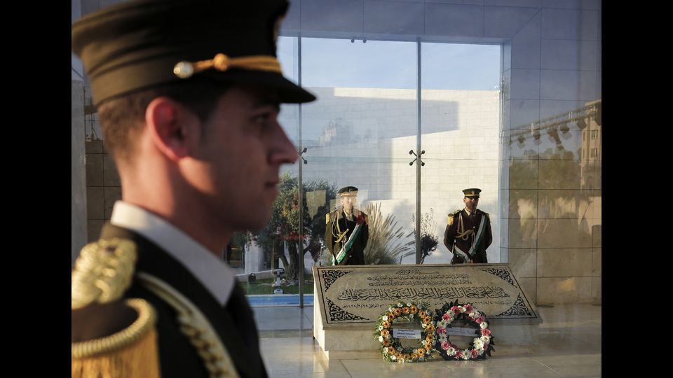 Guardia d'onore alla tomba del leader palestinese durante l'apertura del nuovo Museo Arafat a Ramallah (Afp)&nbsp;