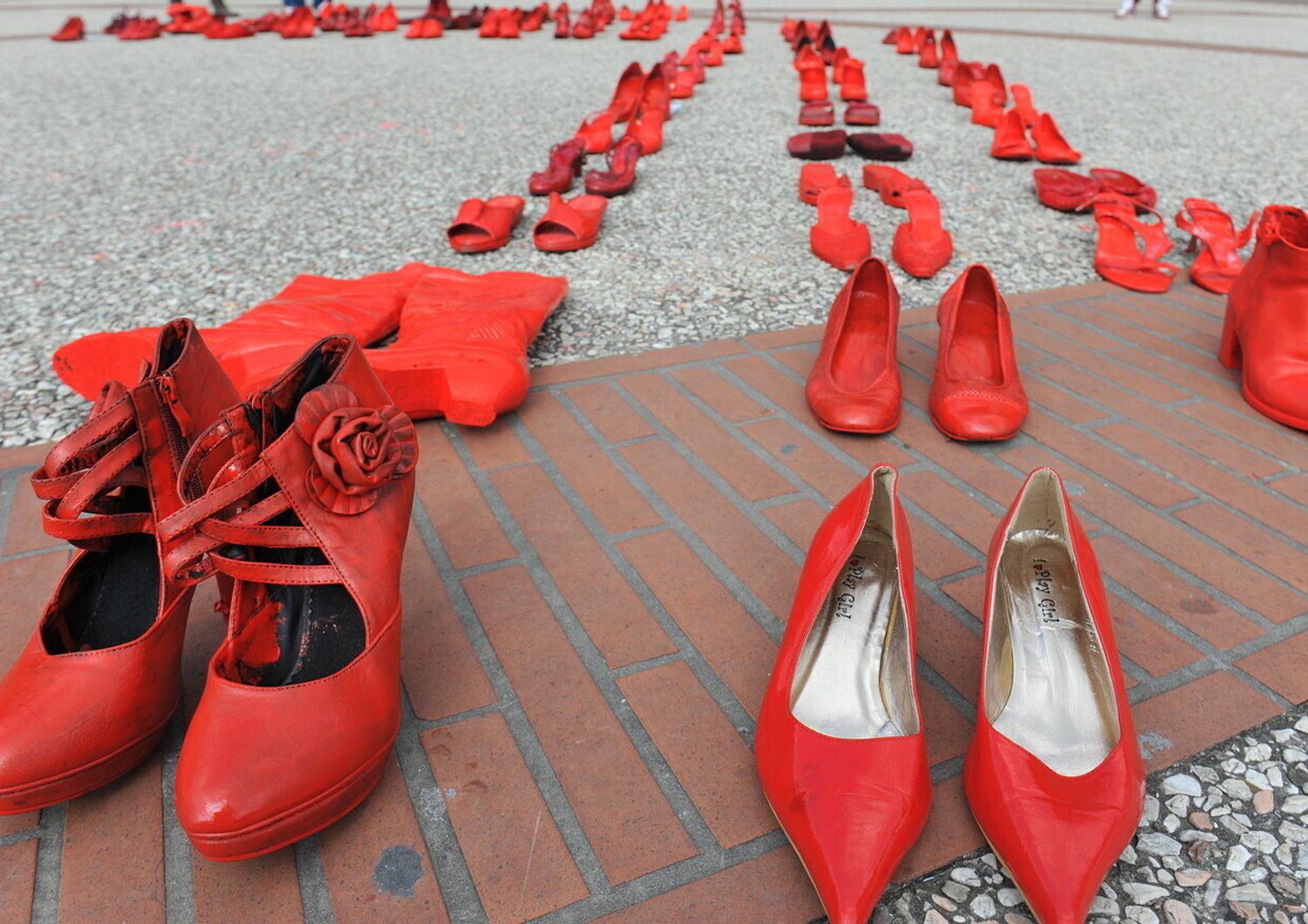 &nbsp;Scarpe rosse simbolo violenza donne (Agf)